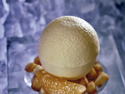 Esfera de chocolate blanco, flan de queso de cabra, emulsión y membrillos caramelizados y croutons de brioche. Receta del chef pastelero Joaquín Grimaldi, en el interior del libro Cielo e infierno de la pastelería (Catapulta Editores).