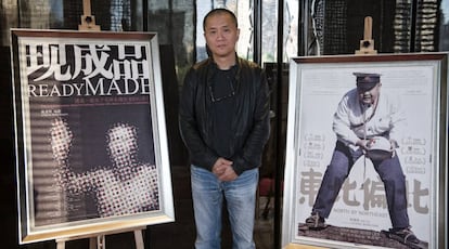 Zhang Bingjian, con dos carteles de sus obras.