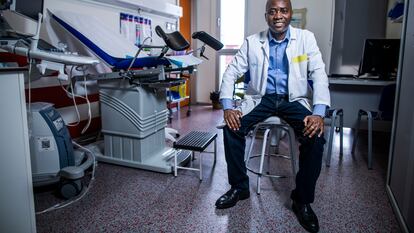 Simón Valmond, haitiano, es ginecólogo en el Hospital Santa Bárbara de Soria, centro de la España vaciada que apuesta por contratar a médicos extranjeros ante la falta de personal