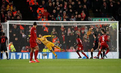 Otra perspectiva del gol con el que Georginio Wijnaldum ha abierto el marcador del Liverpool.