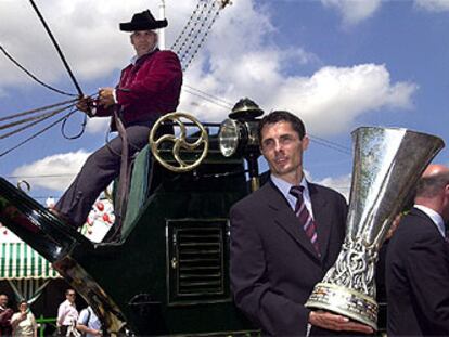 Kees van Wonderen, capitán del Feyennoord, porta el trofeo de la UEFA frente a la caseta del Ayuntamiento de Sevilla en la Feria de Abril.