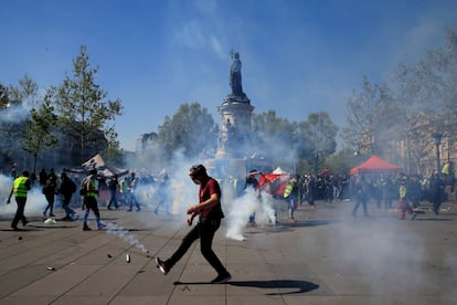 La policía lanza botes de humo a los 'chalecos amarillos' en el centro de París.