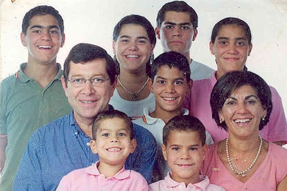 Luis Sánchez y Mayca Méndez con sus siete hijos, en una imagen  familiar.