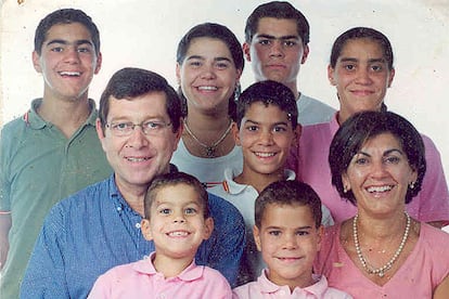 Luis Sánchez y Mayca Méndez con sus siete hijos, en una imagen familiar.