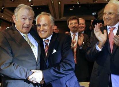 Stoiber (derecha) aplaude a su sucesor al frente de la CSU, Erwin Huber (centro), quien se abraza a Beckstein.