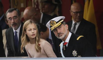 El acto ha estado presidido por los Reyes --Don Felipe ataviado con el uniforme de Capitán General de la Armada-- acompañados por sus hijas, la Infanta Leonor y la Princesa Sofía. También ha asistido el Gobierno al completo y las principales autoridades civiles y militares del Estado. En la imagen, la princesa Leonor y el rey Felipe siguen el desfile.