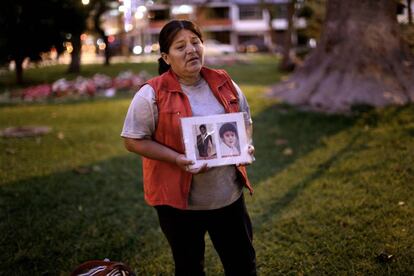 Rosa Rojas, que perdió a su hijo de ocho años y su esposo en la masacre de Barrios Altos -cuando 15 personas fueron asesinadas por un escuadrón de la muerte obedeciendo órdenes del ex presidente Alberto Fujimori en 1991 rechaza el indulto legal concedido a Alberto Fujimori.