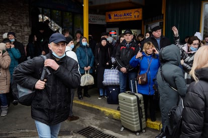 Personas hacen fila para evacuar la ciudad de Kiev, en Ucrania.