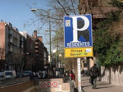 Entrada a un aparcamiento para residentes en la zona de Ortega y Gasset.