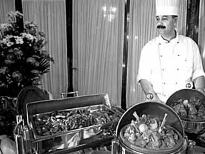 El <b></b><i>chef</i> Wahid Gade El Ashry mostraba ayer en Sevilla algunas de sus creaciones.
