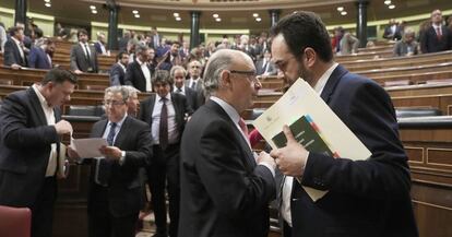 PSOE spokesperson Antonio Hernando and Finance Minister Cristóbal Montoro in Congress.