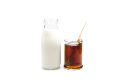 <p>Aceptada la leche, por aquello de las proteínas y el calcio, tan necesarios para el crecimiento, aunque no son las únicas fuentes de esos nutrientes. En cuanto al néctar de las abejas, con matices. Bien es cierto que los niños son auténticas trituradoras de energía (en relación con su peso) y la miel aporta muchos azúcares, a razón de 320 kcal/ 100 gramos. Pero si buscamos que el chaval crezca a lo alto y no a lo ancho, <a href="https://elpais.com/elpais/2015/04/21/buenavida/1429613582_403532.html" target="_blank">la miel debe ser poco menos que anecdótica en su dieta</a>.</p> <p>¿Le inmunizará contra los gérmenes culpables del resfriado en cuanto entre en edad escolar? Pues no: moqueará igual, aunque tal vez tosa menos. "<strong>La miel no tiene un efecto descongestivo en las vías respiratorias</strong>. Sí es cierto que en tos seca de carácter irritativo disminuye el reflejo de la tos, aunque el mecanismo por el cual afecta a este reflejo no es bien conocido", asegura María del Carmen Seijo, miembro del Departamento de Biología Vegetal en la Facultad de Ciencias de la <a href="https://www.uvigo.gal/es" rel="nofollow" target="_blank">Universidad de Vigo</a>.</p>