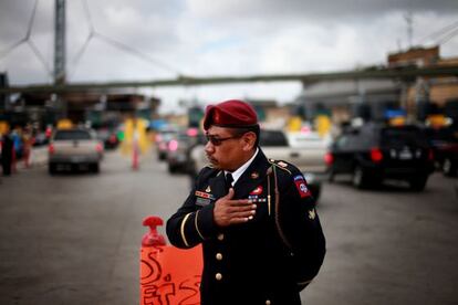 Um ex-soldado do exército dos EUA protesta em Tijuana contra as deportações de veteranos.