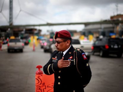 Um ex-soldado do exército dos EUA protesta em Tijuana contra as deportações de veteranos.