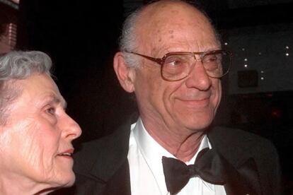 El dramaturgo Arthur Miller ha muerto a los 89 años de edad rodeado de sus familiares más cercanos. Miller quedará en los anales de la literatura como uno de los escritores más importantes que ha dado Estados Unidos.