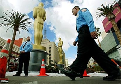 Los guardas de seguridad vigilan la entrada del teatro Kodak.