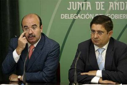 Gaspar Zarrías, a la izquierda ayer, junto al delegado de la Junta en Jaén, Francisco Reyes.