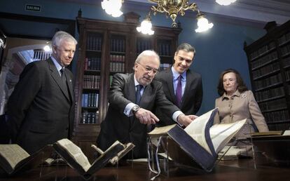 Desde la izquierda, el académico José Manuel Sánchez Ron; el presidente de la RAE, Santiago Muñoz Machado; el presidente del Gobierno, Pedro Sánchez y la académica Aurora Egido, en la sede madrileña de la institución.