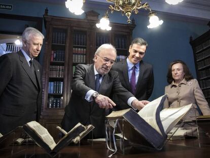 Desde la izquierda, el académico José Manuel Sánchez Ron; el presidente de la RAE, Santiago Muñoz Machado; el presidente del Gobierno, Pedro Sánchez y la académica Aurora Egido, en la sede madrileña de la institución.