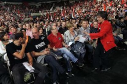 La candidata a lehendakari de EH Bildu, laura Mintegui en un abarrotado BEC durante el acto central de la campaña electoral del 21-O