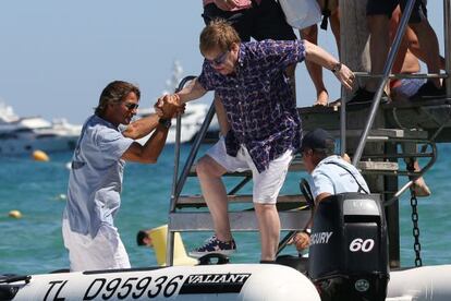 Elton John se sube a una lancha en Saint Tropez (Francia).