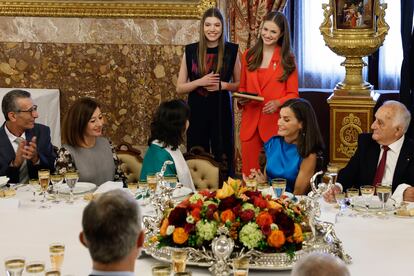 Leonor, princesa de Asturias (a la derecha), y su hermana, la infanta Sofía, durante el almuerzo en el Palacio Real en Madrid.