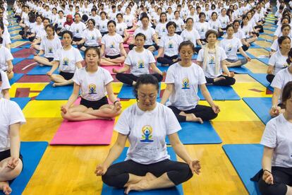 Una multitud practica yoga juntos en el Día Mundial del Yoga en Zhenjiang, China.