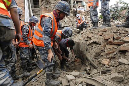 Trabalhos de resgate no distrito de Bhaktapur (Nepal), o 27 de abril de 2015.