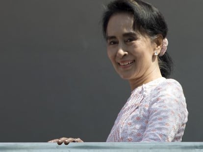 Aung San Suu Kyi, na varanda da sede de seu partido.