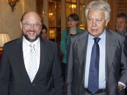 El presidente del Parlamento Europeo, Martin Schulz, y expresidente del Gobierno Felipe Gonz&aacute;lez, en el desayuno informativo.