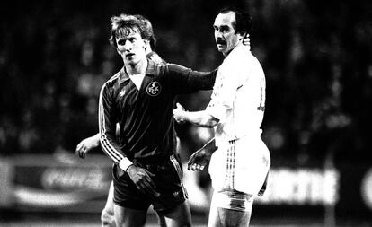 Stielike se saluda con Brehme en un Kaiserslauten-Madrid de 1982.