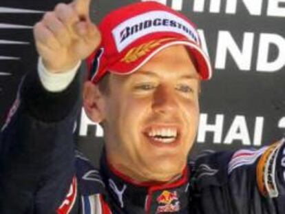 El piloto alemán de Fórmula Uno Sebastian Vettel, de Red Bull, celebra su victoria en el Gran Premio de Fórmula Uno de China, en el circuito internacional de Shaghai (China)