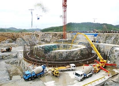 Trabajos de construcción en un reactor de agua ligera en Kumho. Corea del Norte.