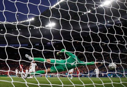 Courtois se estira para evitar un tanto de Sadio Mane.