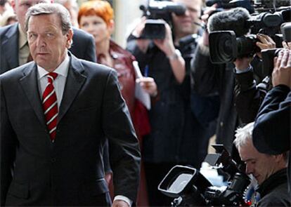 Gerhard Schröder entra en la sede federal del SPD en Berlín para reunirse con la dirección socialdemócrata.
/ AP