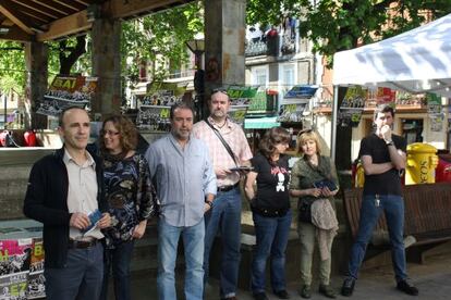 Josu Juaristi, primero a la izquierda, en el acto electoral de este domingo.