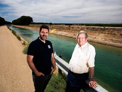 Rafael Seiz, coordinador de Política de Agua de WWF, y Pepe Andújar, presidente de riegos del Levante Margen Derecha y miembro de la junta directiva de Fenacore, en el trasvase Tajo-Segura a su paso por La Roda (Albacete).