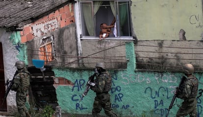 Los miembros de la Fuerzas Armadas de Brasil patrullan durante una operación contra narcotraficantes en la favela Cidade de Deus en Río de Janeiro (Brasil).