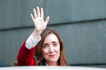 Victoria Villarruel, saluda este miércoles a su salida del Senado en Buenos Aires. 

