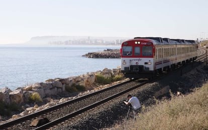 Un tren detenido en el lugar del accidente.