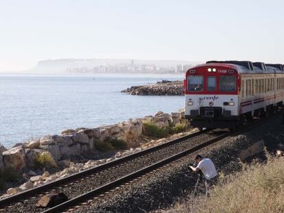 Un tren detenido en el lugar del accidente.