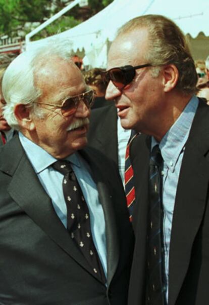 En la foto, el Rey Juan Carlos I de España conversa con el Príncipe Raniero, durante una visita a la Semana Clásica de Mónaco, una exhibición de yates y barcos. (12/09/1997)