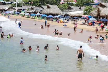 Turistas en una playa de Acapulco, en México. 