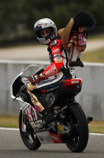 El piloto español Luis Salom celebra su segundo puesto.