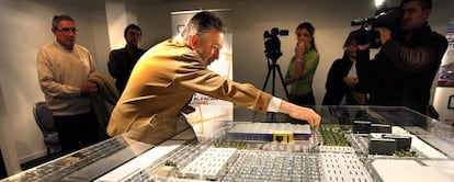 El arquitecto Antonio Inglés explica en 2008 la ubicación de Ikea en el parque comercial de Alfafar.