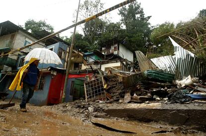 Casas dañadas por un alud tras la tormenta Nate en San José (Costa Rica).