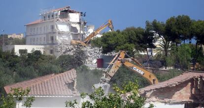 Obras de demolici&oacute;n del edificio previas a la construcci&oacute;n de las dos torres.