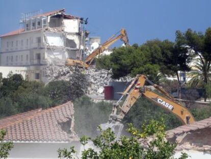 Obras de demolici&oacute;n del edificio previas a la construcci&oacute;n de las dos torres.