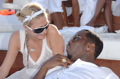 Paris Hilton y Sean Combs en una de las fiestas blancas celebradas por el rapero, en Saint Tropez, Francia, en el verano de 2006.