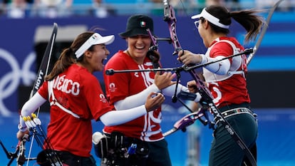 Las mexicanas Ángela Ruiz, Alejandra Valencia y Ana Paula Vázquez celebran la medalla de bronce.